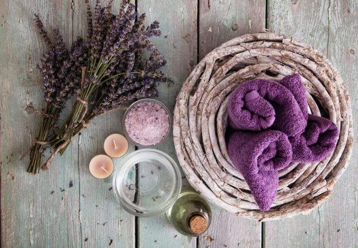Composition spa avec lavande séchée et sels de bain, idéales comme plantes pour favoriser la détente.